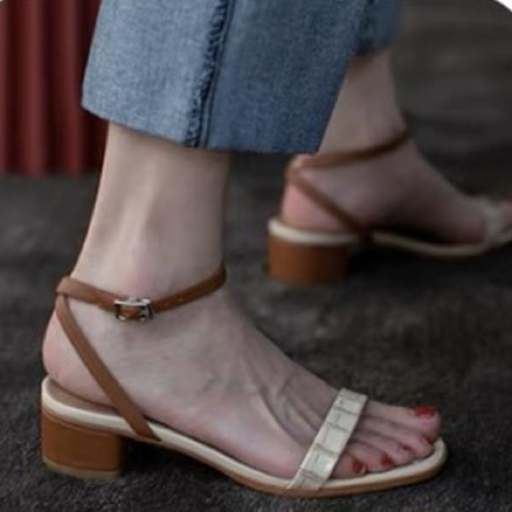 Stylish Beige and Brown Strappy Sandals – Perfect for Summer
size 6